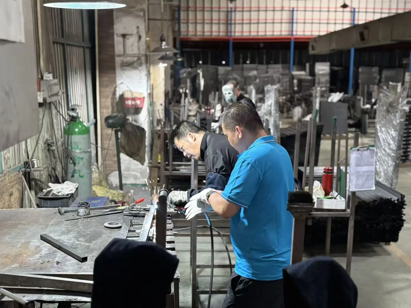 Jinlang team carrying out hands-on baby gate engineering sample work