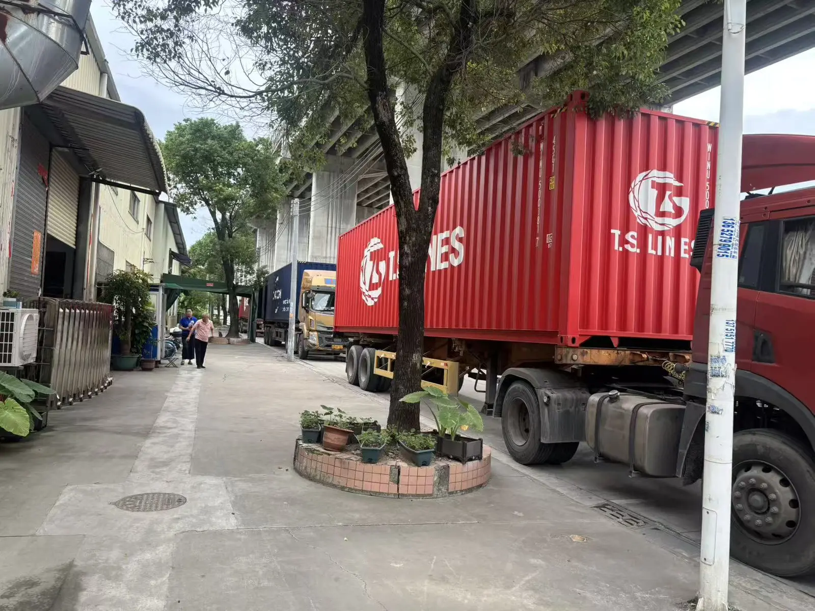 Container truck at the Jinlang factory shipment area